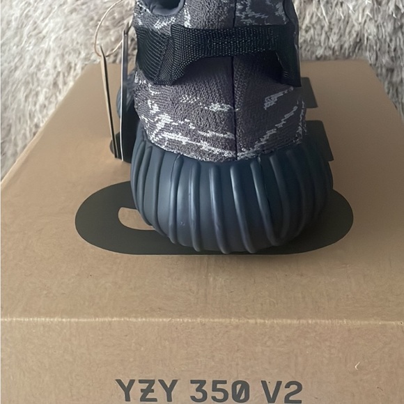 Yeezy Dark Salt - Picture 2 of 3